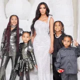 Kim Kardashian tiene cinco niñeras para sus cuatro hijos