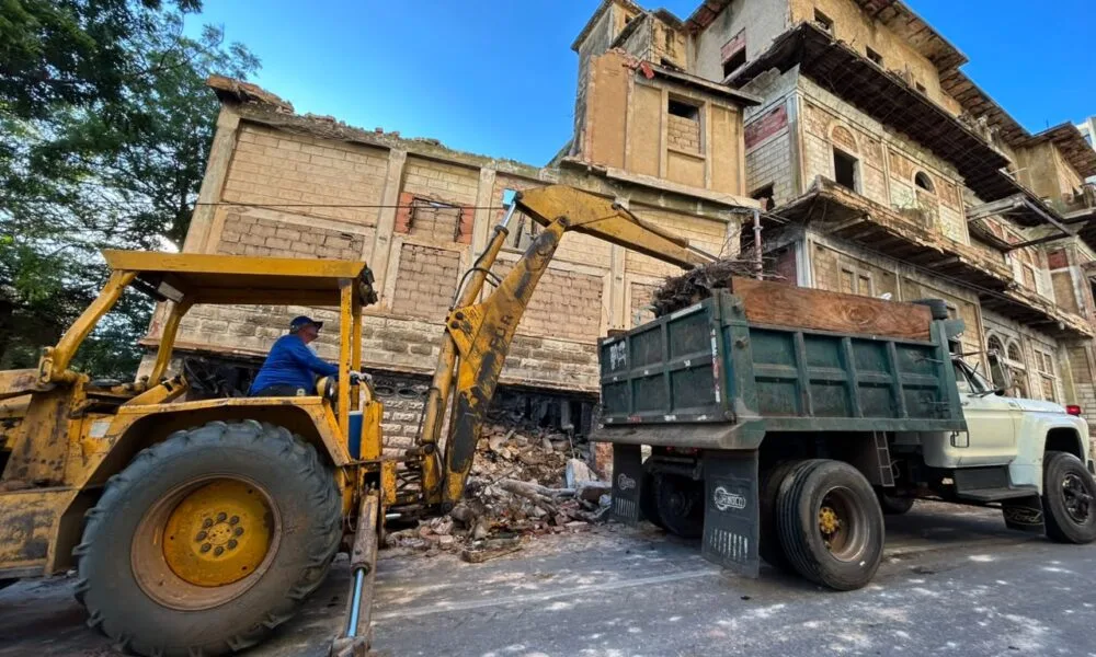 Desprendimientos en el antiguo Hotel Granada activan evaluación