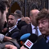 Milei escaló su choque con la prensa en Madrid por pobreza