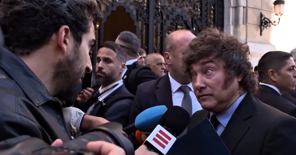 Milei escaló su choque con la prensa en Madrid por pobreza