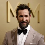 Noah Wyle recibe de People el reconocimiento de hombre más sexy