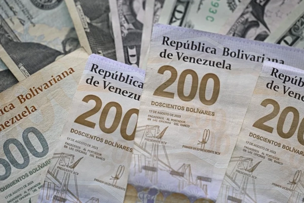 Docentes reciben el bono de formación de julio con aumento del 15%