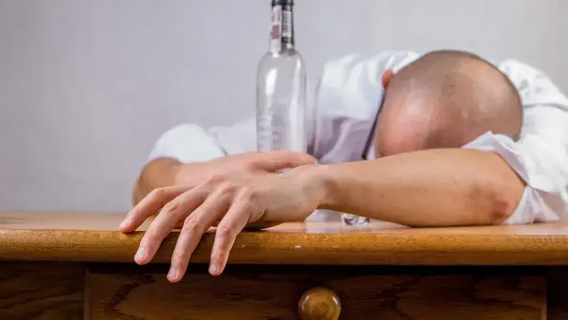 Cómo el alcohol altera tu cerebro y cuerpo a lo largo del día