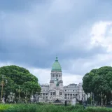 Vista del emblemático edificio del Congreso Nacional en Buenos Aires bajo un cielo nublado.