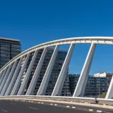 Vista minimalista de un puente blanco y el perfil urbano de Valencia, España