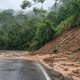 Cierran vía en Los Santos por deslizamientos tras lluvias