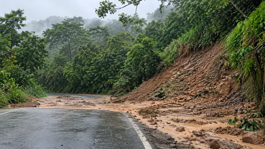 Cierran vía en Los Santos por deslizamientos tras lluvias