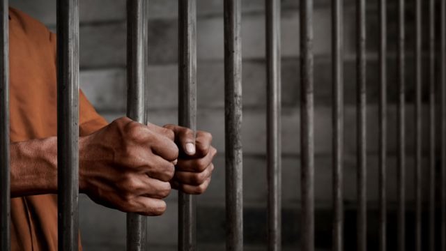 
			30 años de prisión por abusar sexualmente de sus hijos de 1, 3 y 7 años de edad		