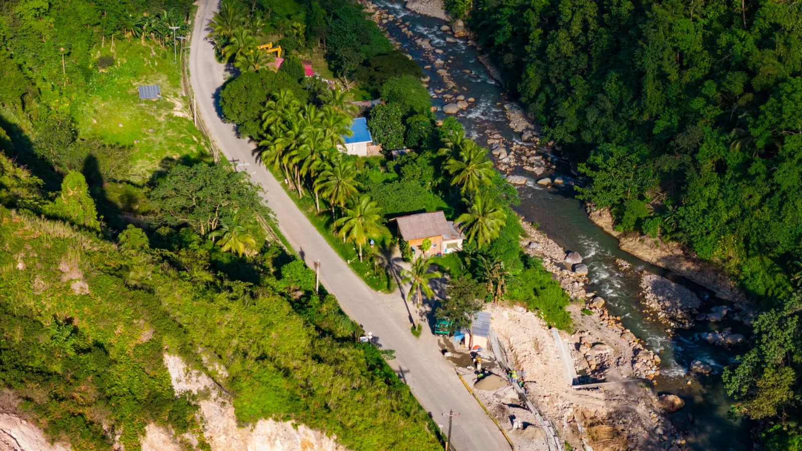Una impresionante toma aérea que captura la exuberante campiña, el río serpenteante y la carretera en Cebú, Filipinas.