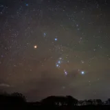 Hermosa captura de la constelación de Orión bajo el cielo nocturno, que muestra un impresionante conjunto de estrellas.