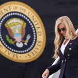 Trump sugiere a su nueva portavoz replantearse el cargo