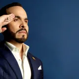 Abelardo de la Espriella fondo Azul close