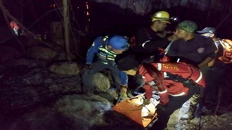
				3 muertos y 15 heridos tras volcarse una camioneta en Ocumare de la Costa			