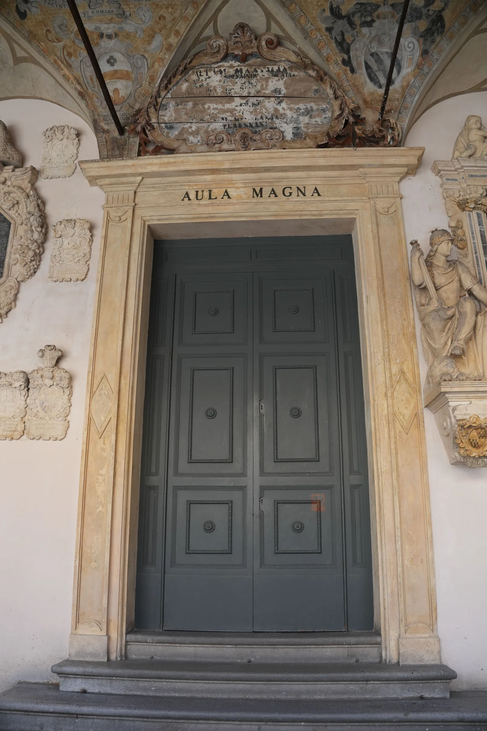 Elaborada puerta histórica del Aula Magna de la Universidad de Padua, Italia.