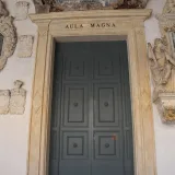 Elaborada puerta histórica del Aula Magna de la Universidad de Padua, Italia.