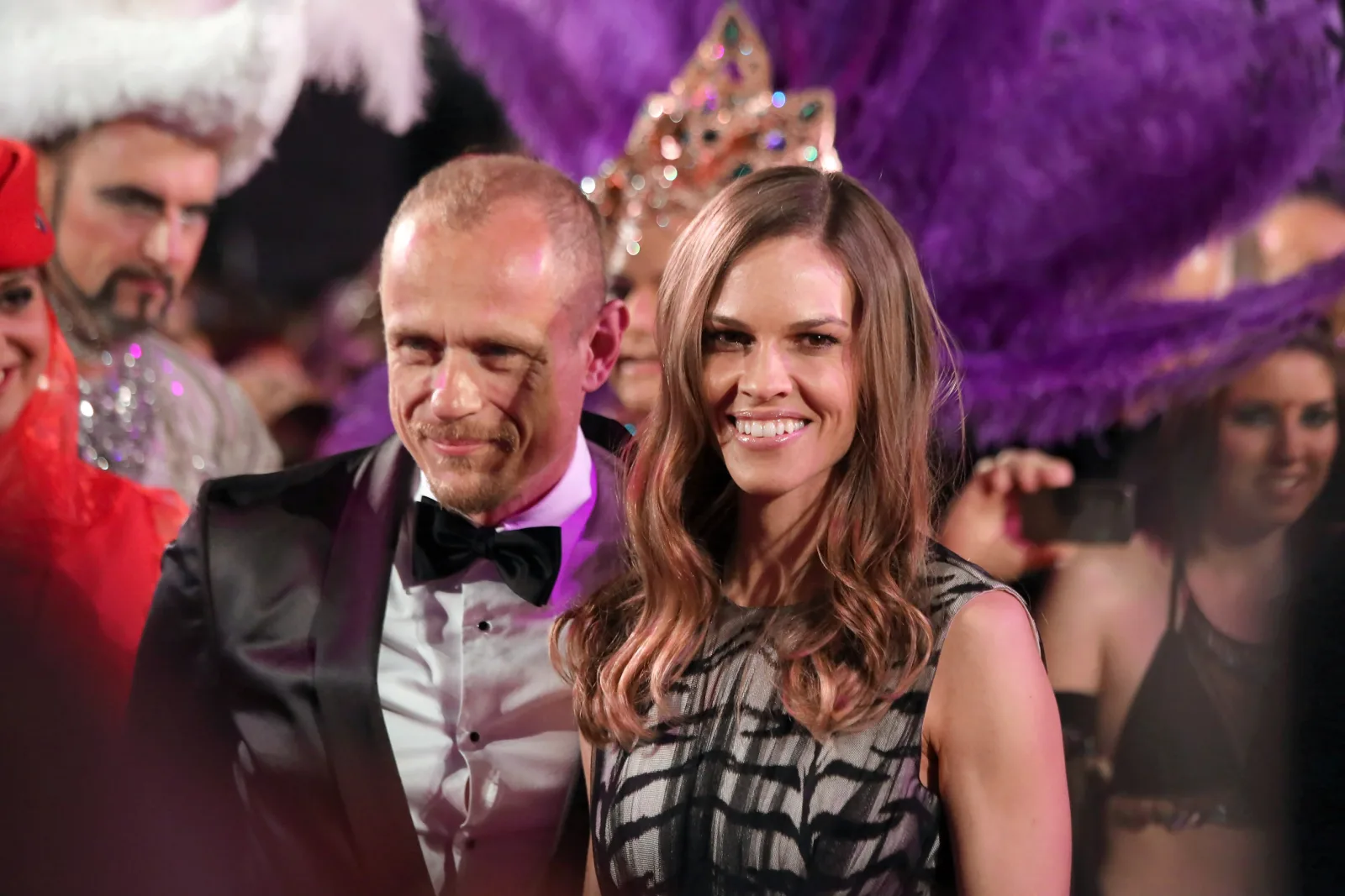Hilary Swank responde a críticas por su embarazo a los 52 años