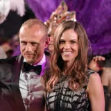 Hilary Swank responde a críticas por su embarazo a los 52 años
