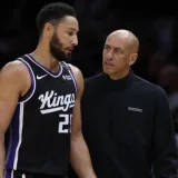 Sacramento retendrá a Simmons pese a su rotura de Aquiles