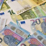 Un montón de billetes de euro (EUR), entre ellos de 20, 100 y 200 euros. (Parte II)
