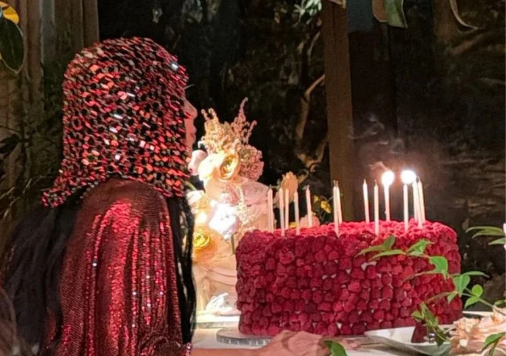 Kim Kardashian festeja sus 46 años con una noche de bosque encantado