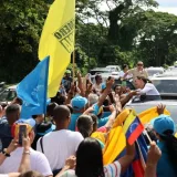 Machado vuelve a Venezuela y sus seguidores la reciben en ruta