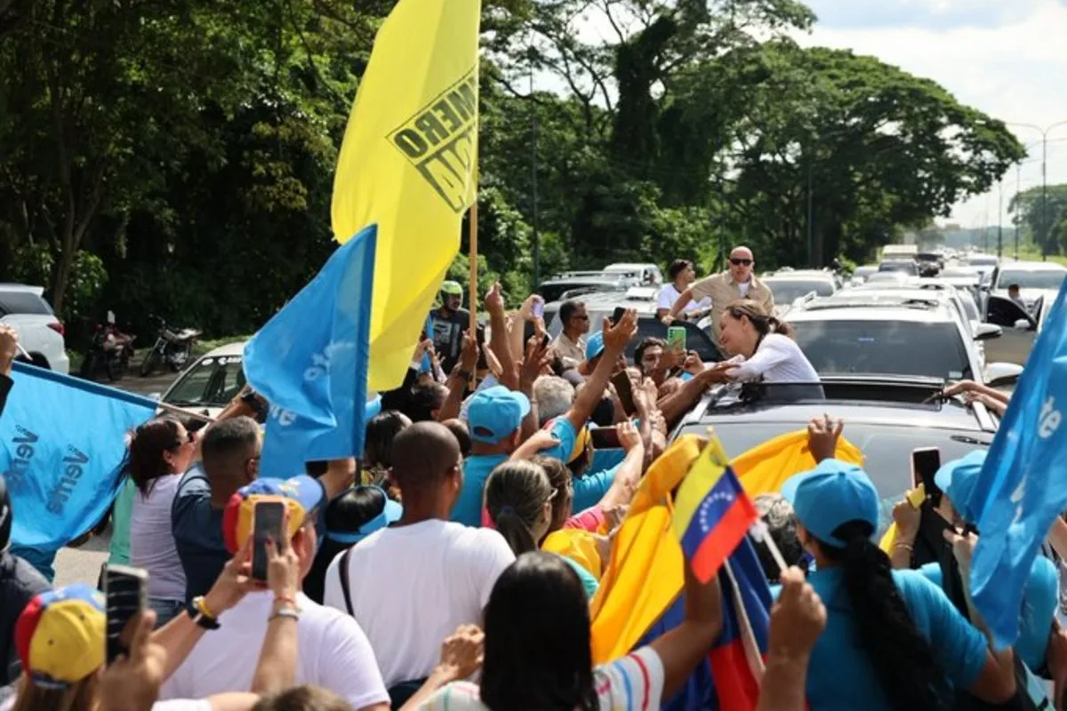Machado vuelve a Venezuela y sus seguidores la reciben en ruta