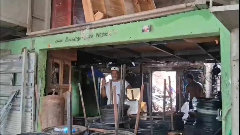Fuego en La Cambronal alcanza dos comercios y varias casas