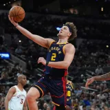 Podziemski seguirá en Golden State con contrato por 110 millones