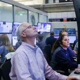 Wall Street cae por el desplome de Alphabet y dudas sobre la IA