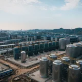 Vista aérea amplia de un complejo industrial con tanques de almacenamiento, ubicado en China.