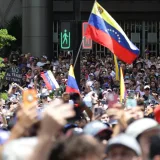 Machado lidera sondeo, pero 42% no ve a ningún político
