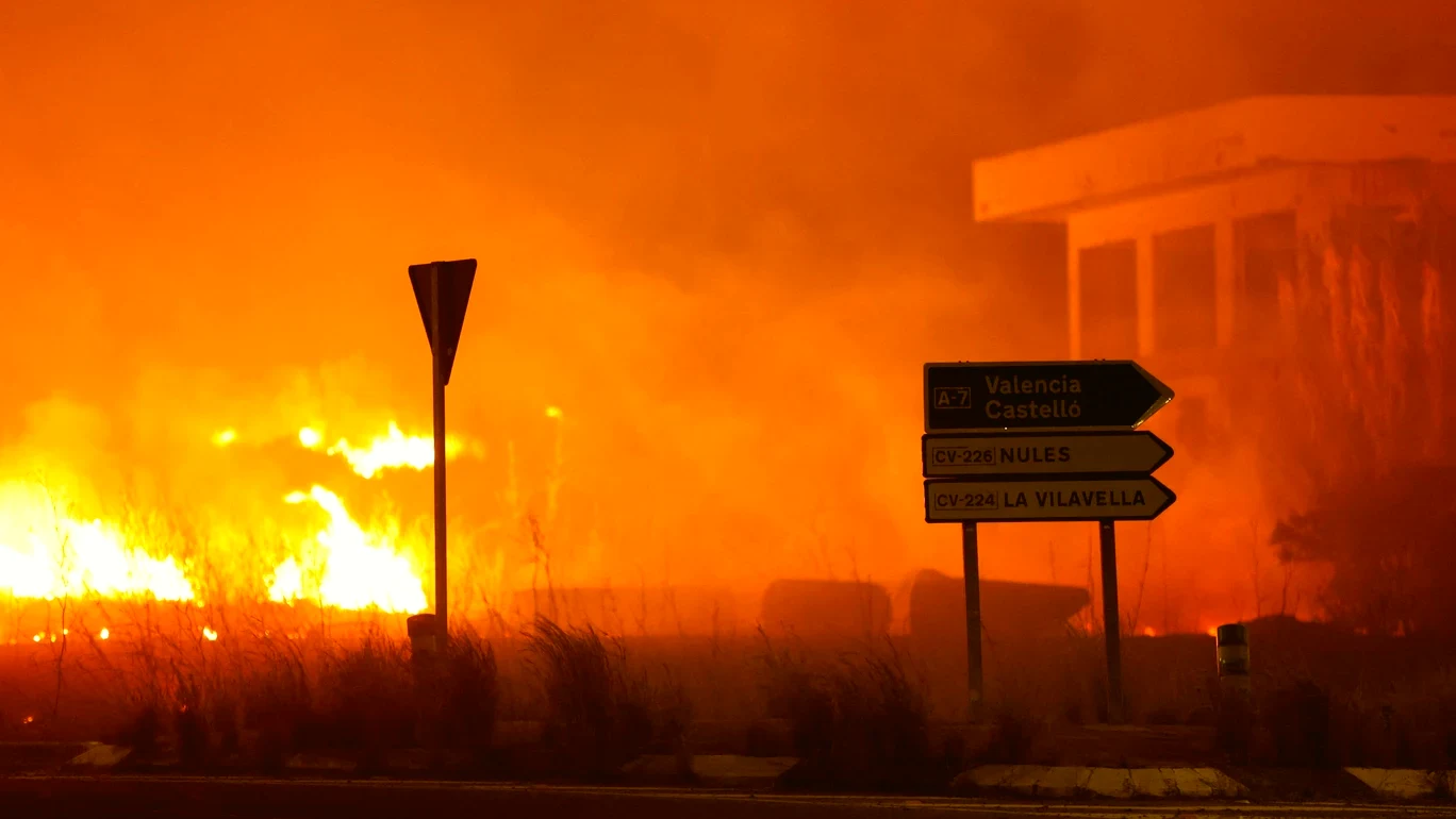 Fuego en Castellón arrasa 10.000 hectáreas y sigue activo
