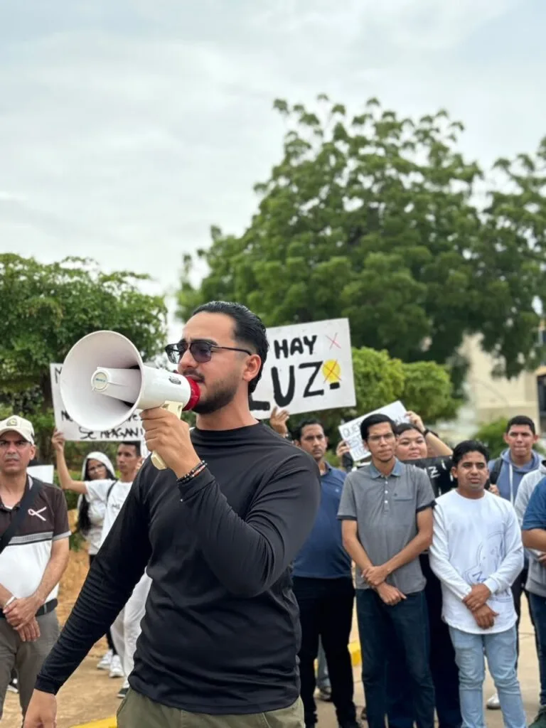 Jóvenes de Maracaibo protestan por apagones de hasta 10 horas