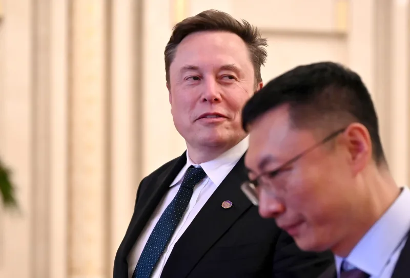 Musk arremete contra Ambani por el retraso de Starlink en India