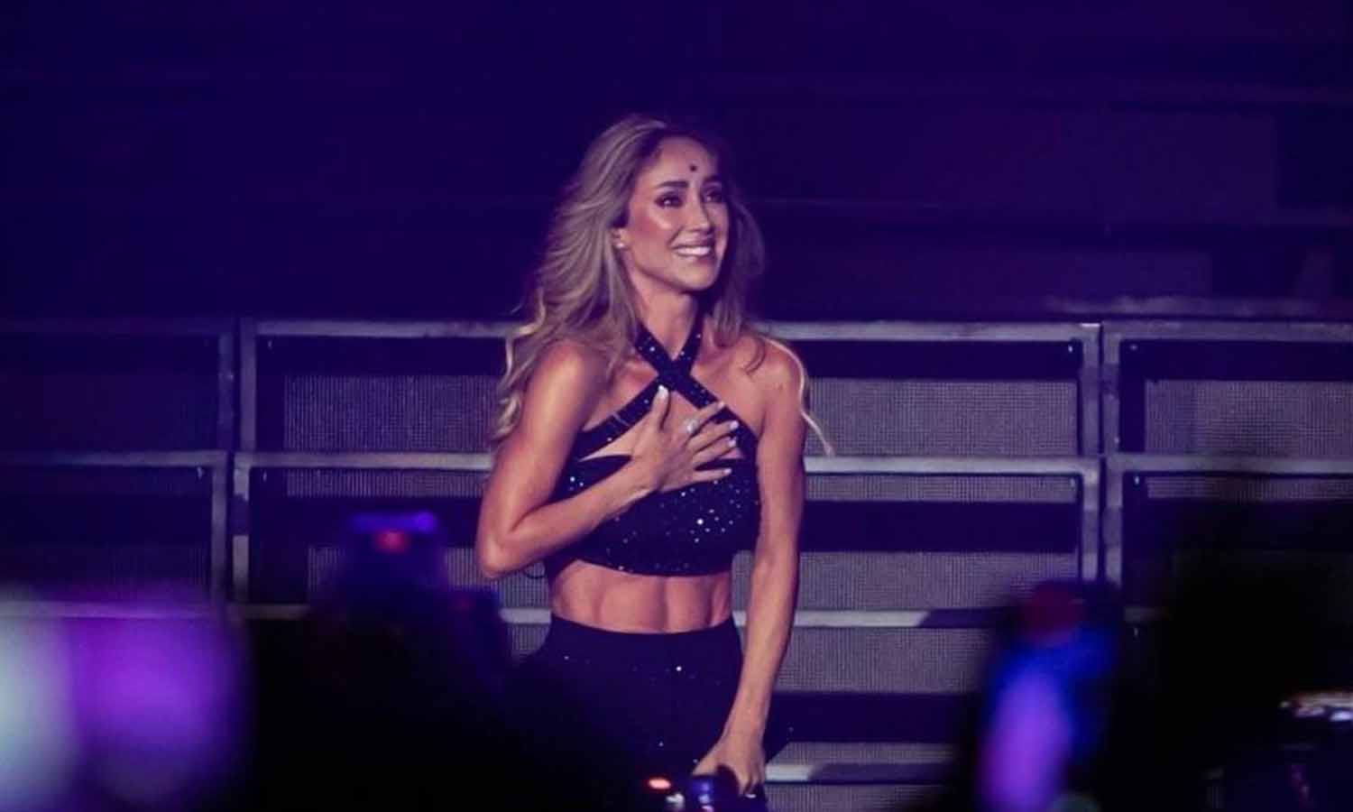 Anahí recibe fuerte golpe durante uno de sus conciertos con RBD