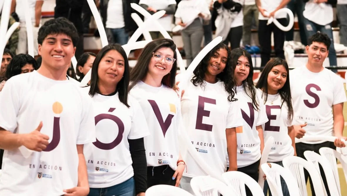 Ecuador incorpora a avícolas a un plan de empleo juvenil
