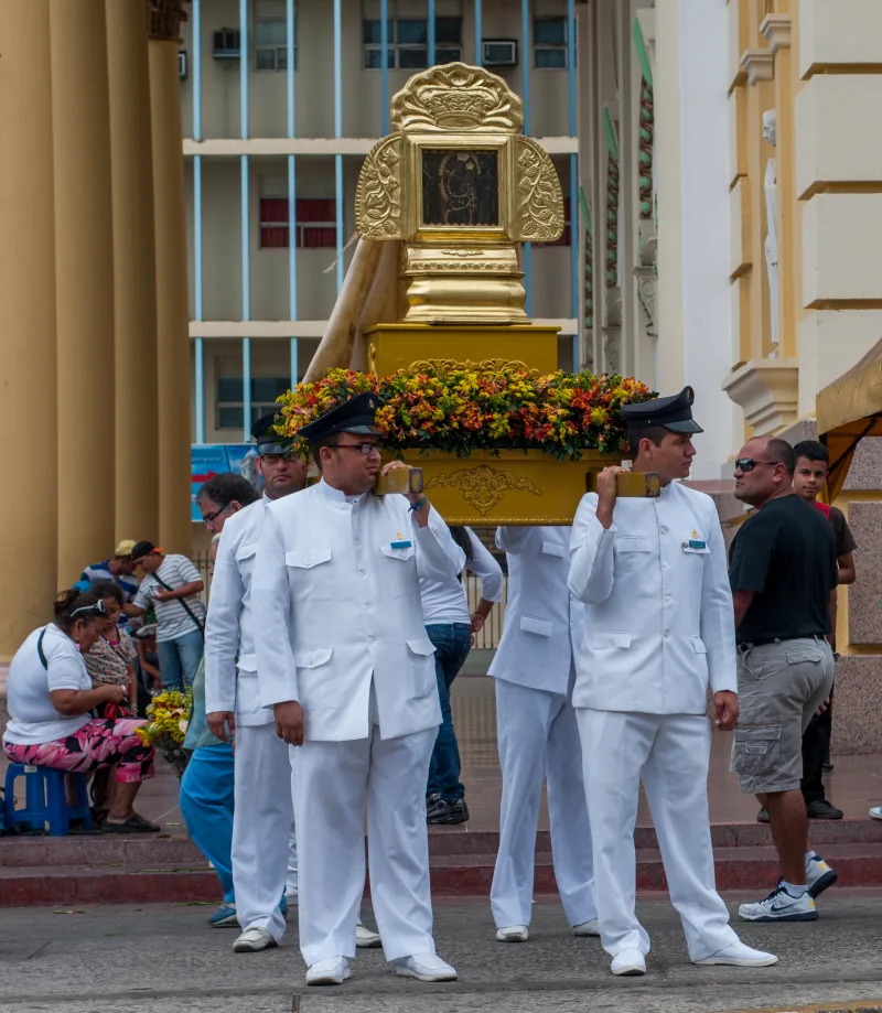 Guard custody of the Virgen de la Chinita