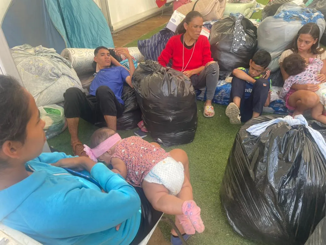 Voluntarios en Ciudad Guayana atienden a niños tras sismos