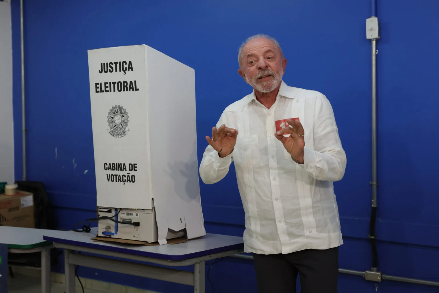 Lula vota y afirma que la gente salió a defender conquistas