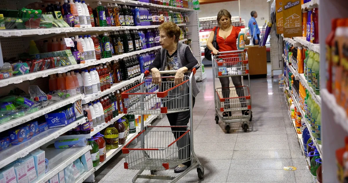 Canasta de septiembre cuesta 761 dólares frente a ingresos mínimos