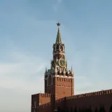 Primer plano de la icónica torre de Spasskaya del Kremlin de Moscú bajo un cielo azul despejado.