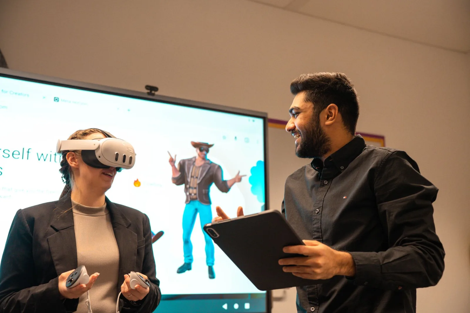 Dos colegas usando realidad virtual y tablet para colaboración digital.