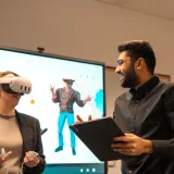 Dos colegas usando realidad virtual y tablet para colaboración digital.