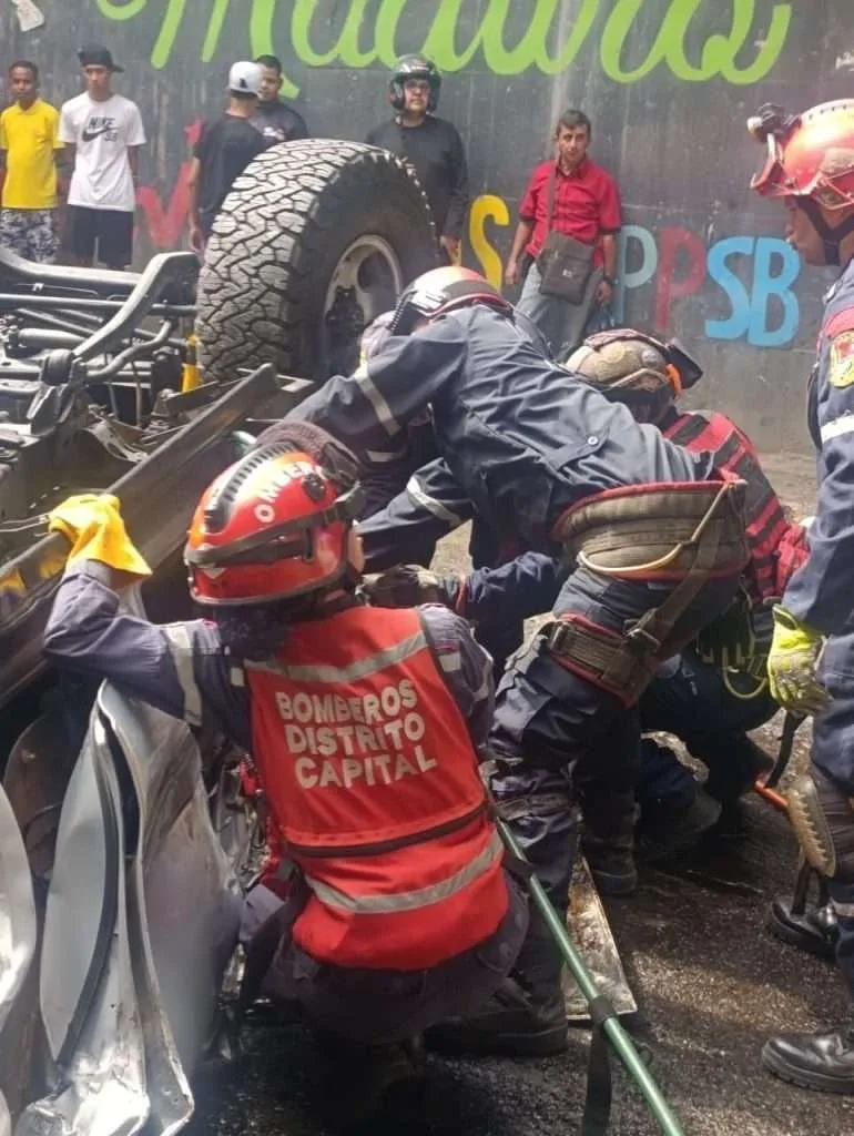 Choque en la Cota Mil dejó un muerto y un herido en Caracas