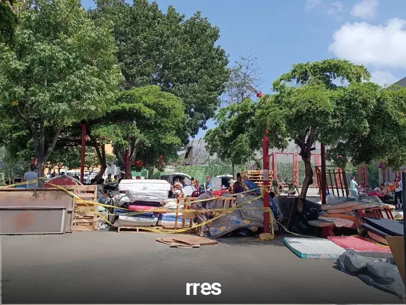 Familias siguen en el Nuevo Circo tras los sismos en Caracas