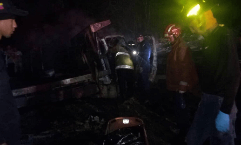 Choque entre 3 vehículos de carga en la Morón-Coro deja un chofer muerto