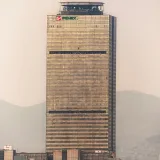 La icónica Torre Ejecutiva de Pemex se alza imponente en el horizonte de la Ciudad de México, envuelto en niebla.