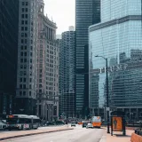 Vista de las calles del centro de Chicago con rascacielos imponentes, incluyendo la Trump Tower.