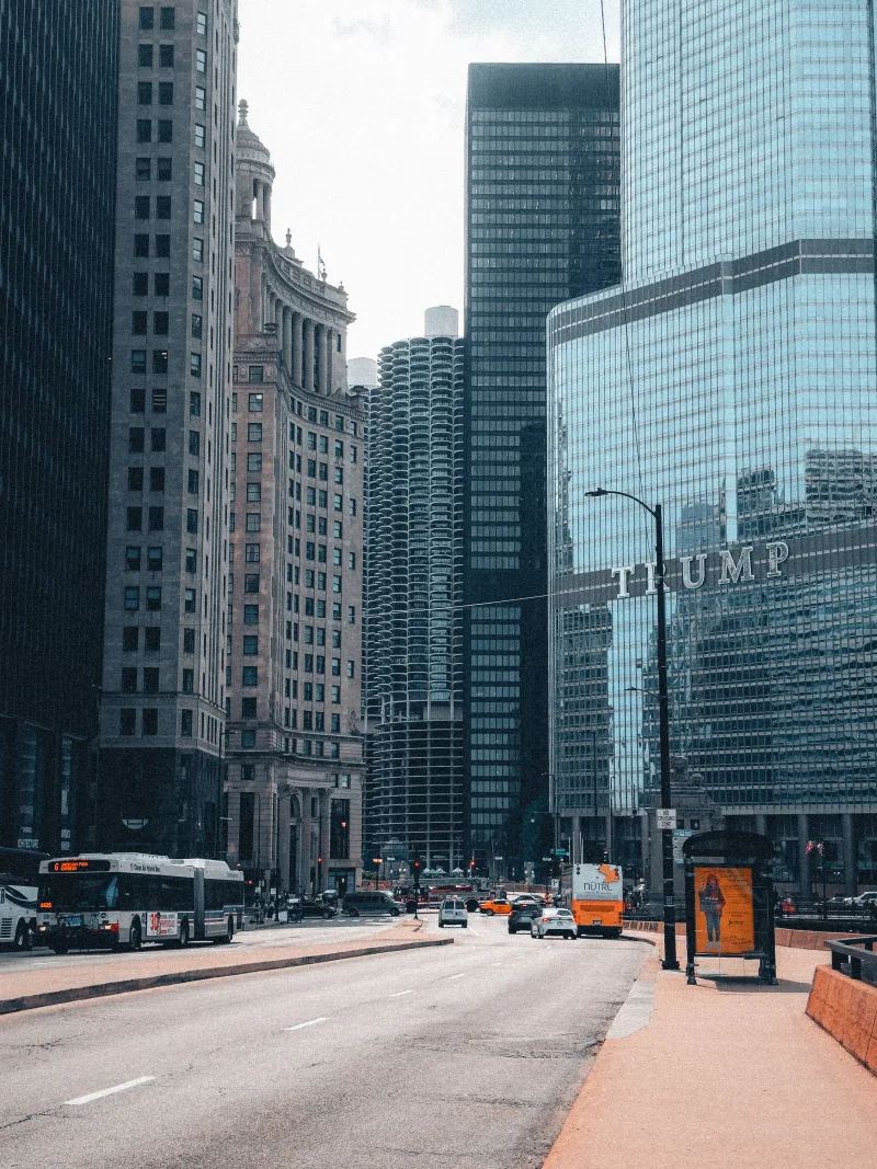 Vista de las calles del centro de Chicago con rascacielos imponentes, incluyendo la Trump Tower.