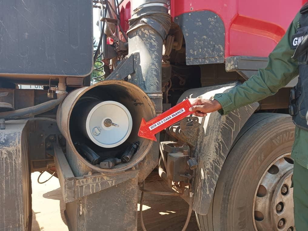 Fanb incauta 11 armas de fuego ocultas en una gandola en Bolívar